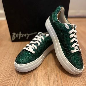 NIB Betsey Johnson Sidny Emerald Green Rhinestone Sneakers. Size 8